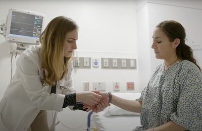 Кодирование Аквилонг в СЗАО Москвы Врач держит пациентку за руку